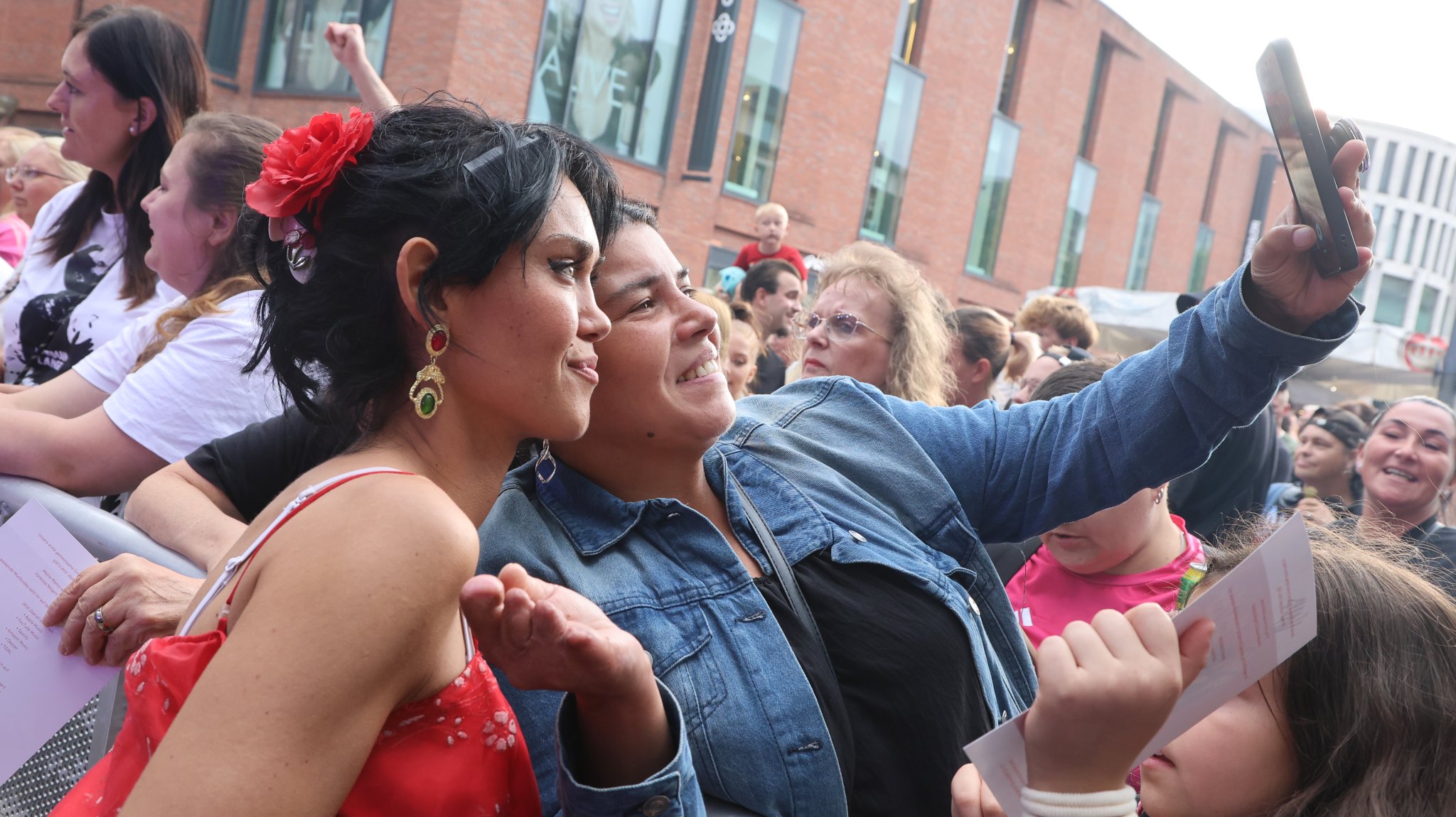 Vanessa Neigert singt beim Schlager-Stadtfest in Duisburg auf der Bühne
