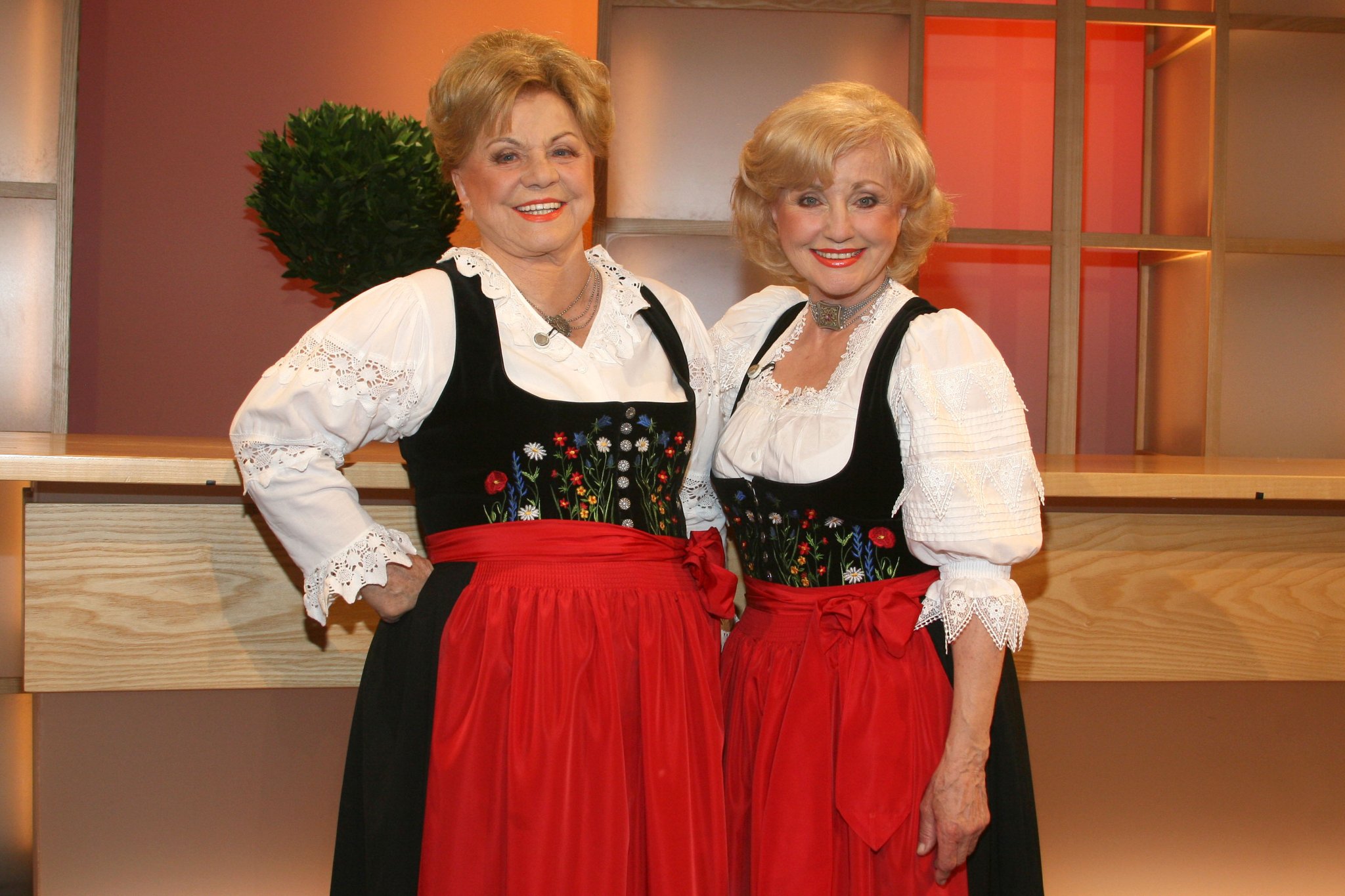 Maria und Margot Hellwig gemeinsam bei einem Fernsehauftritt in Hamburg