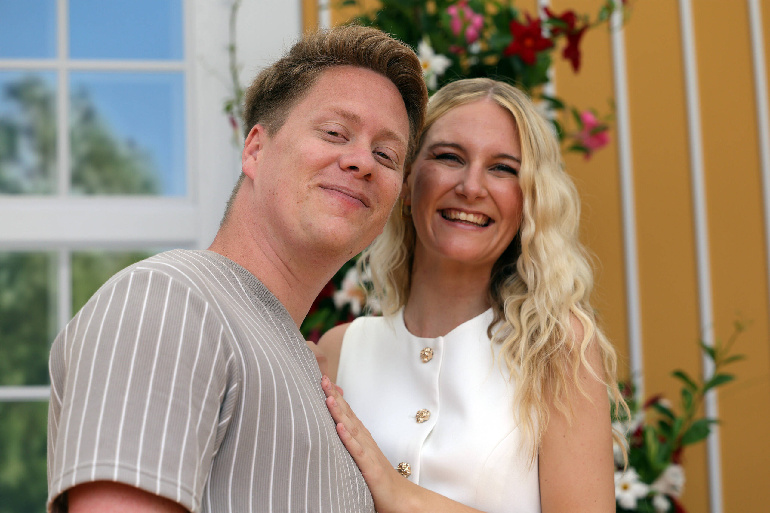 Schlagerduo Neonlicht mit Nadine Ellrich und Julian Fiege auf der Bühne