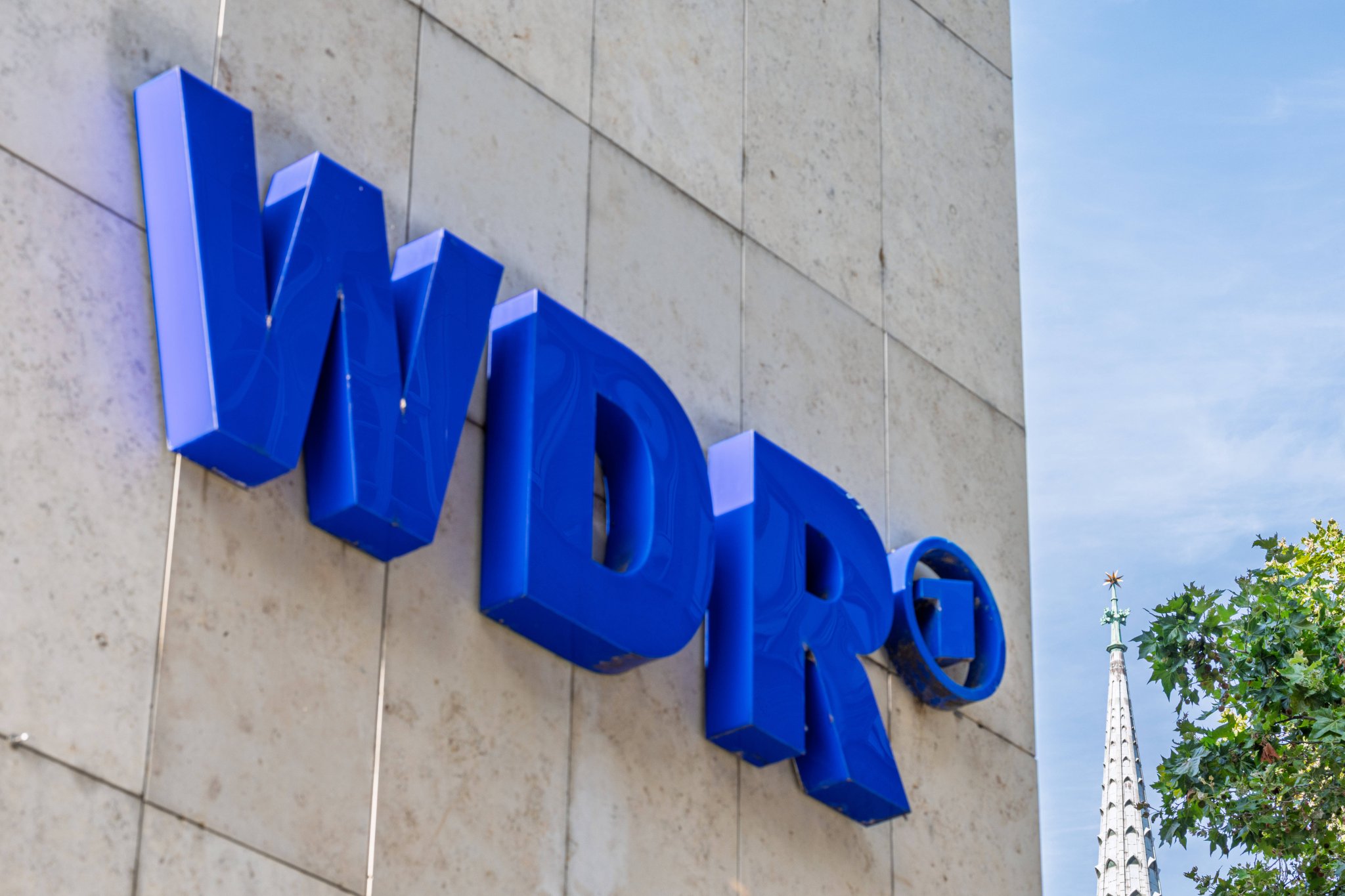 WDR-Gebäude An der Rechtschule in der Kölner Altstadt mit den Türmen des Kölner Doms im Hintergrund