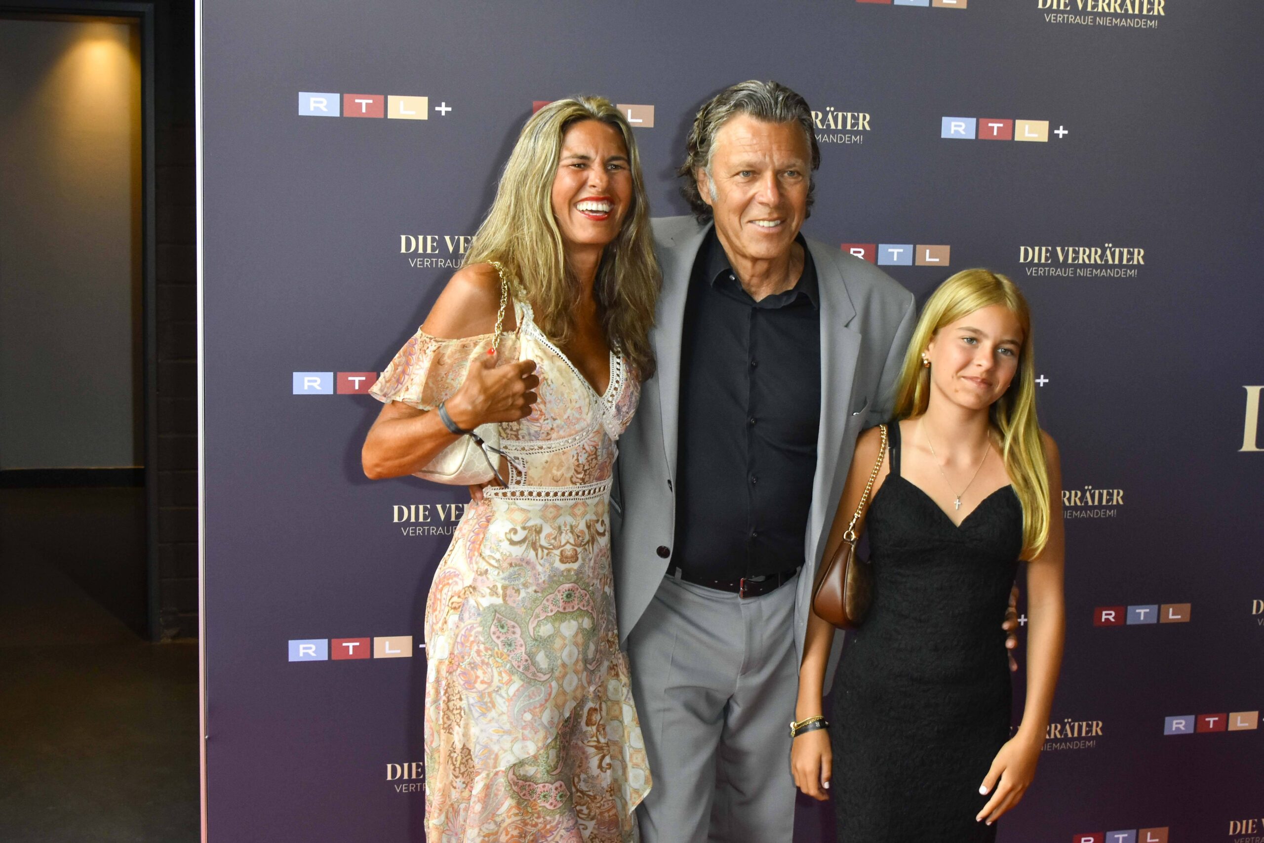 Urs Meier mit Ehefrau Andrea und Tochter bei der Verräter-Premiere in Köln
