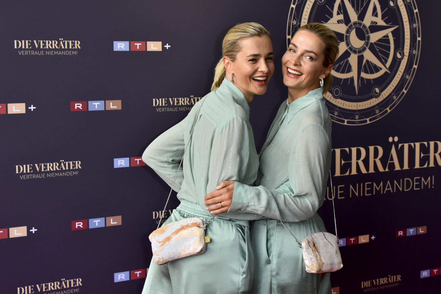 Julia und Nina Meise beim roten Teppich zur Premiere von Die Verräter Staffel 4 in Köln