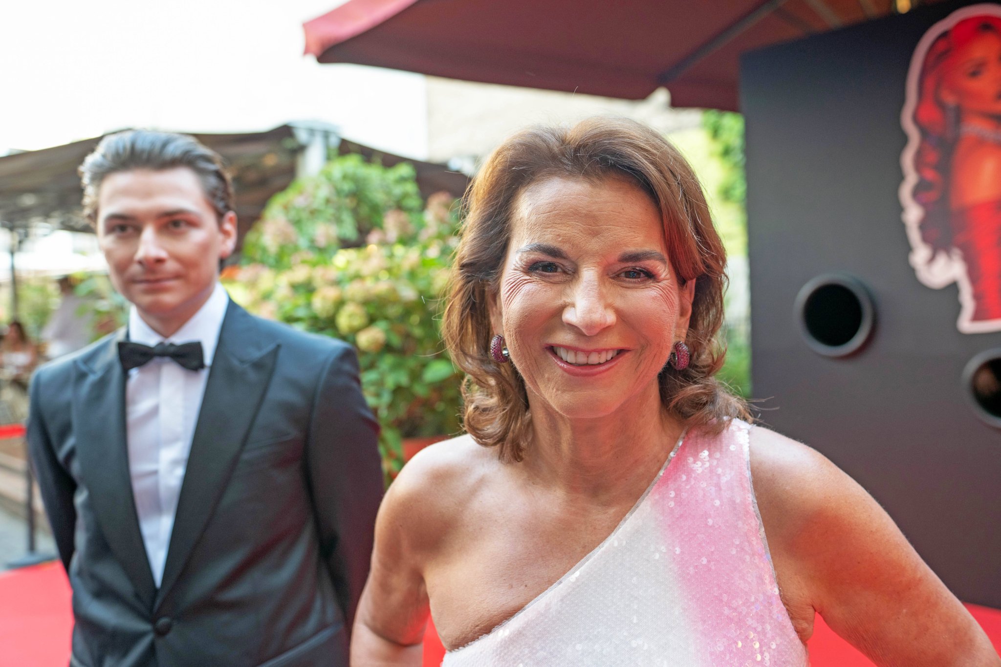 Claudia Obert und ihr Freund Max Suhr posieren gemeinsam auf einer Party in Berlin