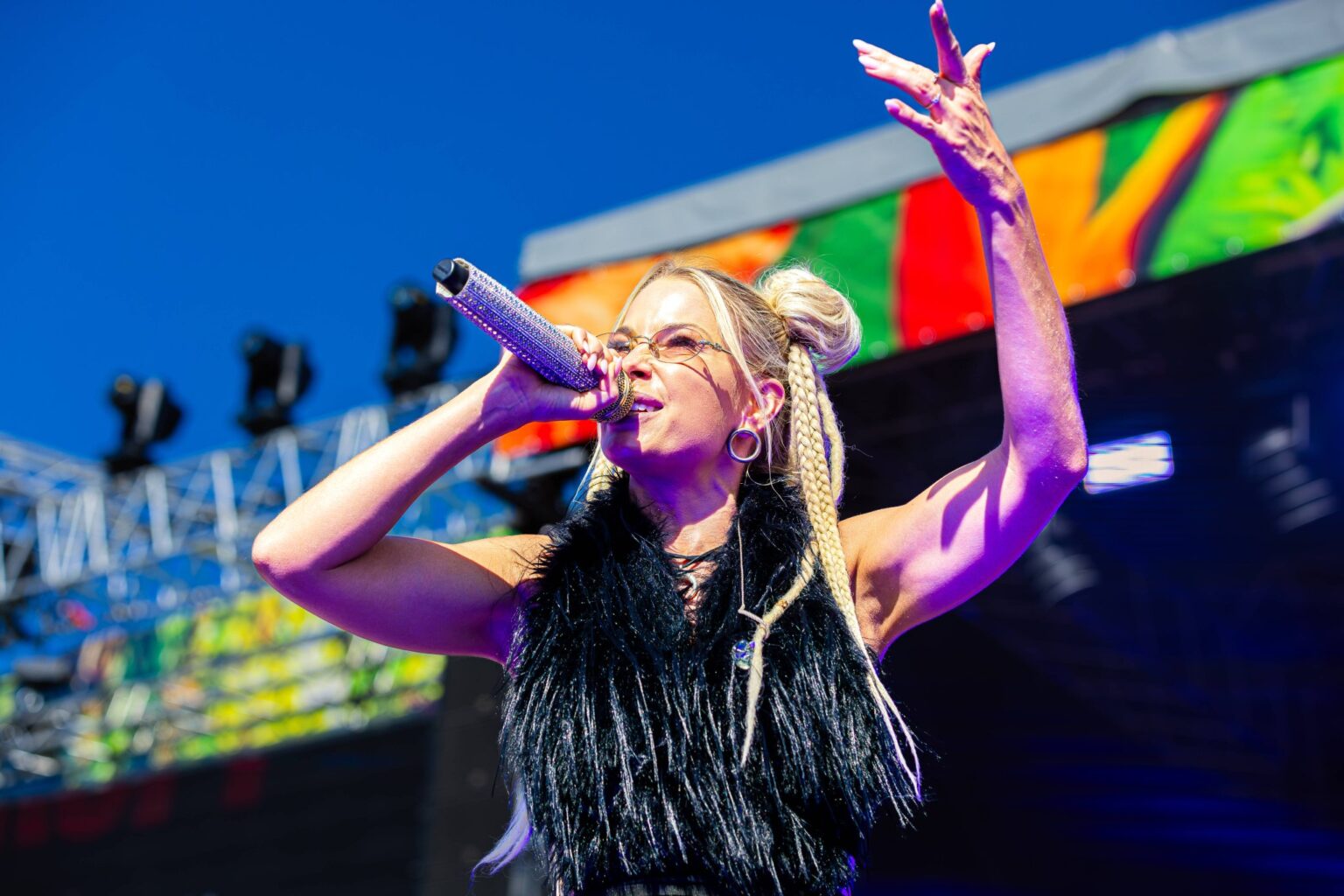 Isi Glück bei einem Auftritt beim Mega Malle Festival 2026 in Magdeburg