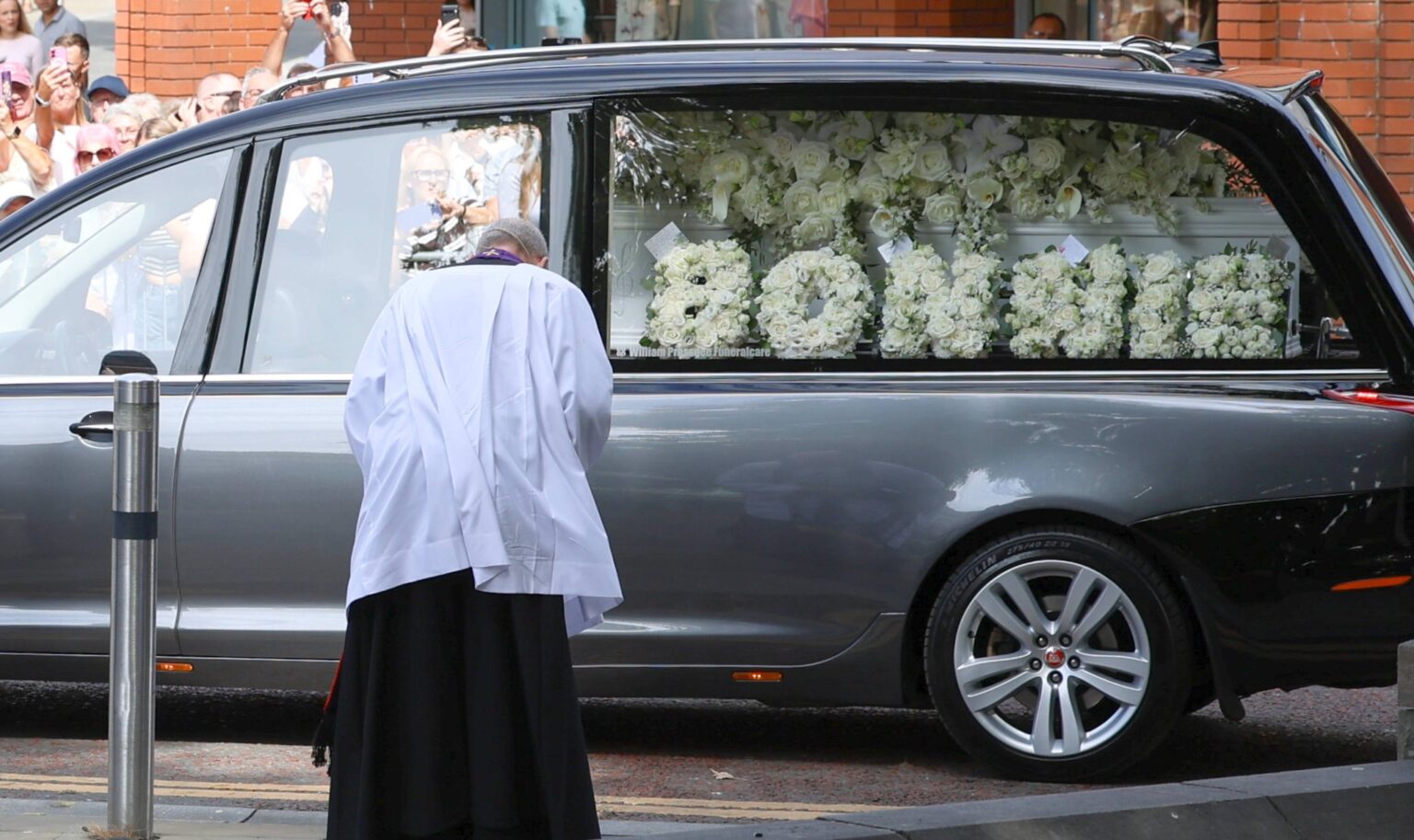 Der Sarg von Bonnie Tyler trifft zur Trauerfeier an der St Mary's Church in Swansea ein