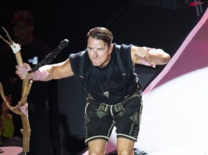Andreas Gabalier in Lederhose auf der Bühne des Kitzbühel Musikfestivals im Tennisstadion