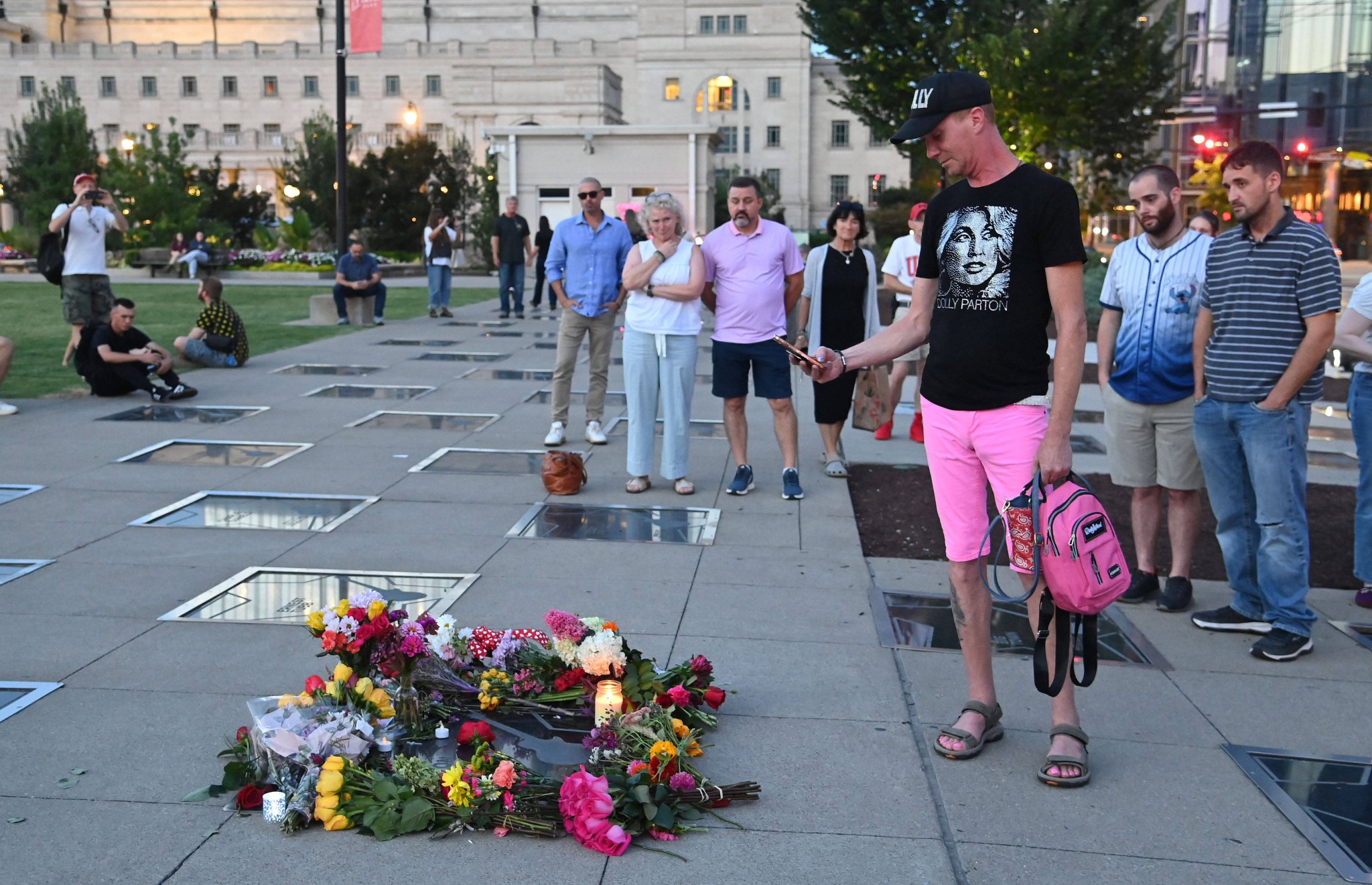 Fans legen Blumen am Stern von Dolly Parton im Music City Walk of Fame Park in Nashville ab