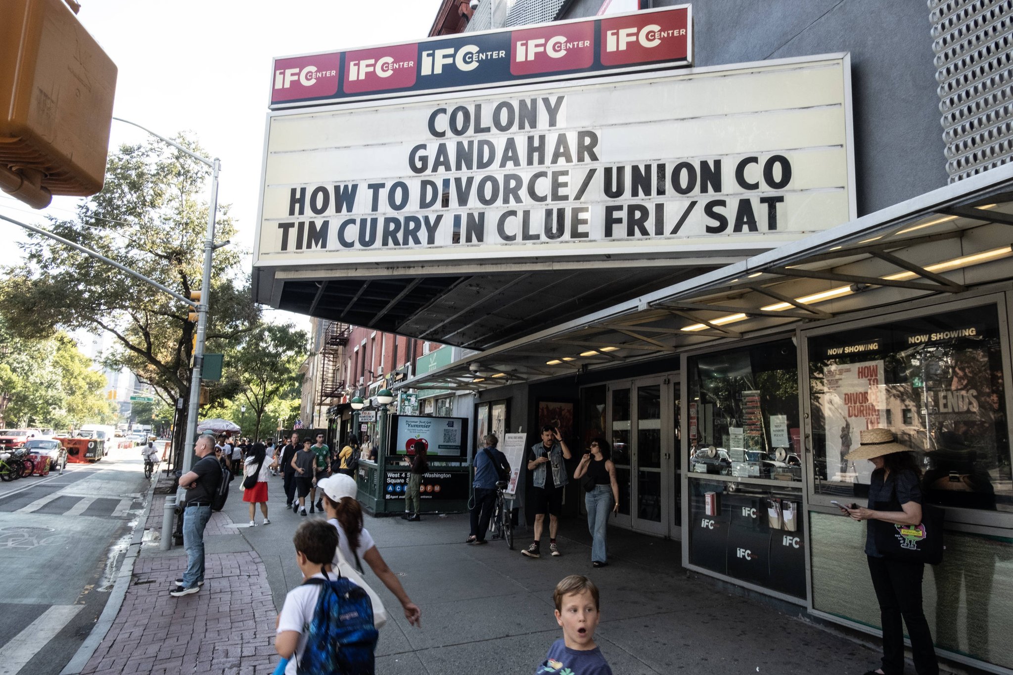 Anzeigetafel des IFC Center in New York kündigt eine Vorführung von Clue mit Tim Curry an