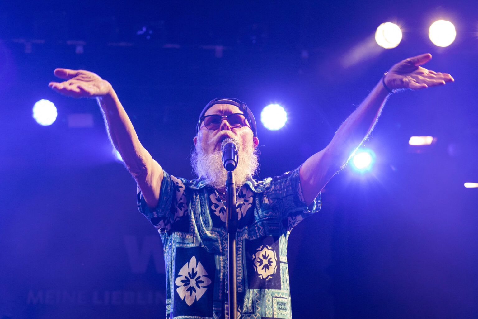 Der schwedische Sänger Harpo („Moviestar") am Mikrofon bei einem Konzert-Auftritt