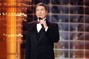 Schlagerlegende Freddy Quinn bei einem Fernsehauftritt am Mikrofon