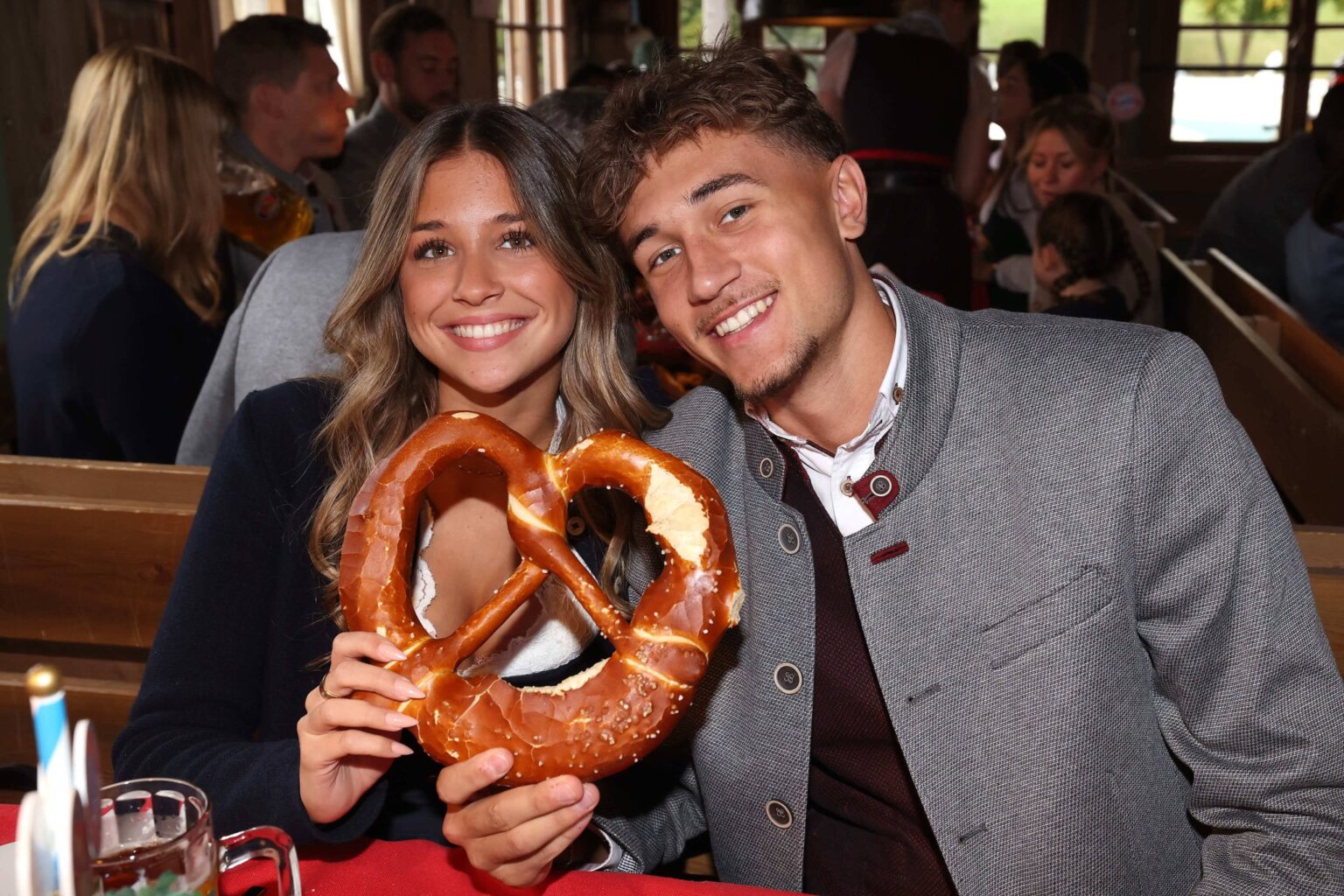 Josefine Scholl und Tom Bischof beim Oktoberfest-Besuch des FC Bayern München