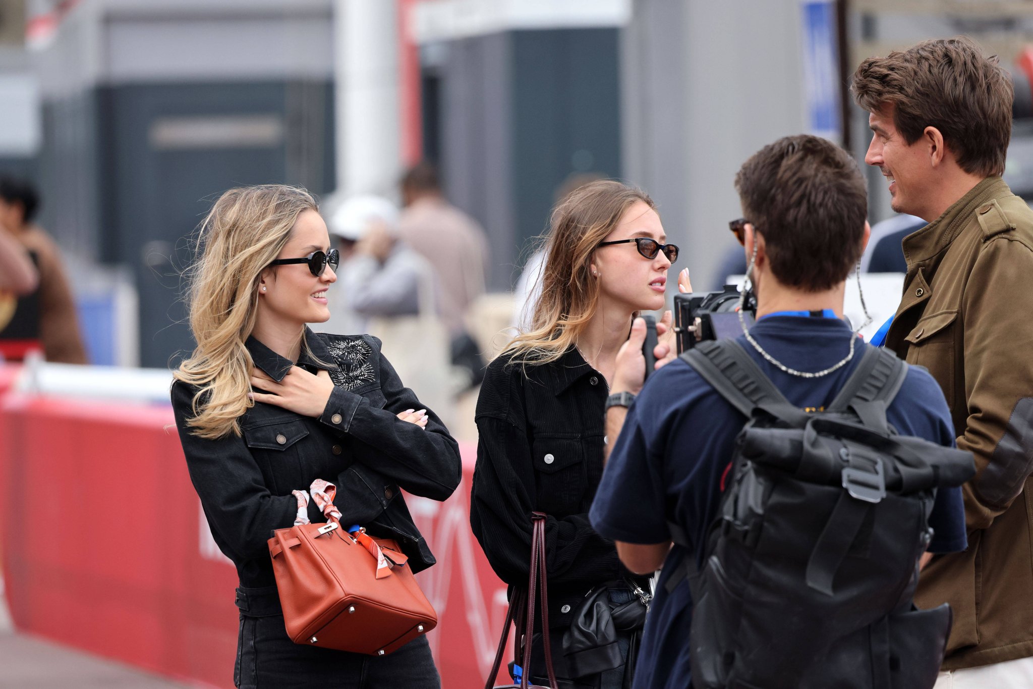 Davina und Shania Geiss in Begleitung eines Kamerateams beim Monaco E-Prix