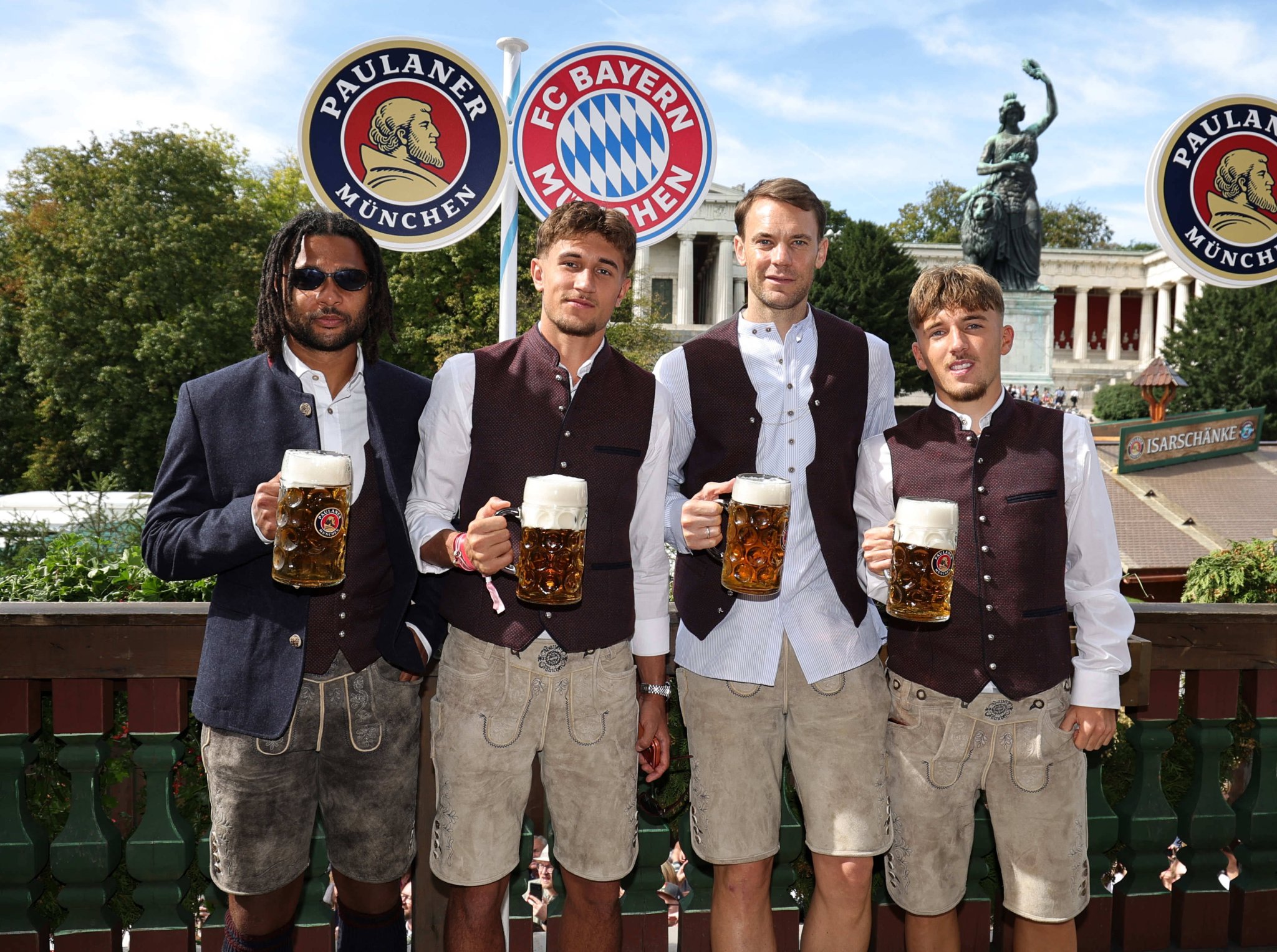 Serge Gnabry, Tom Bischof, Manuel Neuer und Lennart Karl beim Oktoberfest-Besuch des FC Bayern München