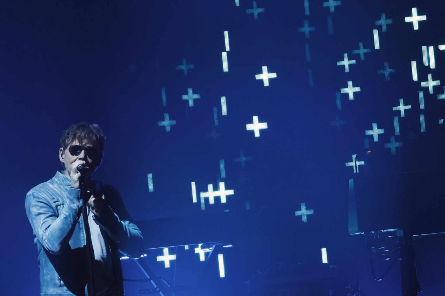 a-ha-Sänger Morten Harket singt bei einem Konzert in der Lanxess-Arena in Köln