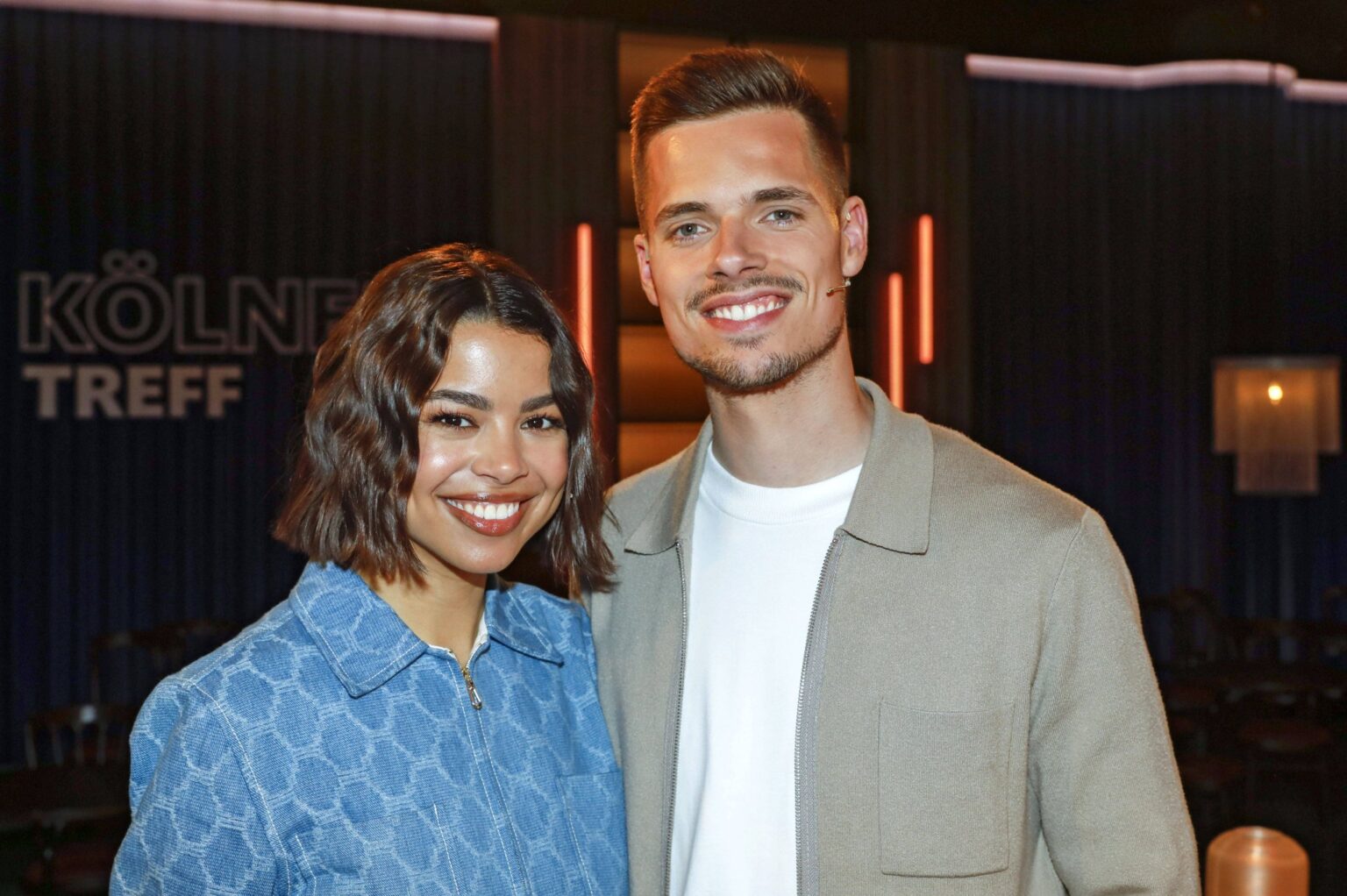 Moderatorin Sarah Richmond und Fußballprofi Julian Weigl gemeinsam bei der WDR-Talkshow „Kölner Treff“
