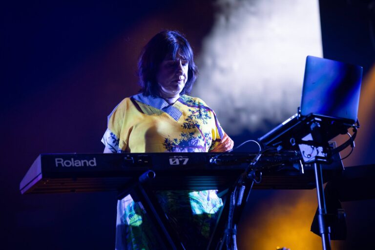 Gillian Gilbert von New Order live auf der Bühne
