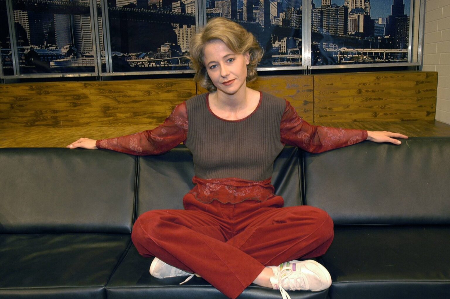 Schauspielerin Silvia Seidel, Star der ZDF-Weihnachtsserie Anna, sitzt auf einem Sofa