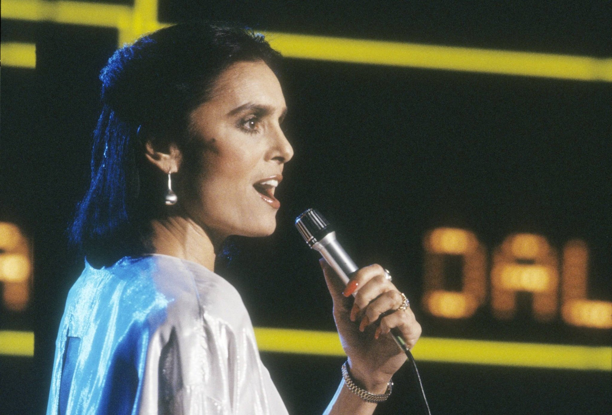 Daliah Lavi bei einem Auftritt in der ARD-Show Auf los geht's los im Dezember 1985