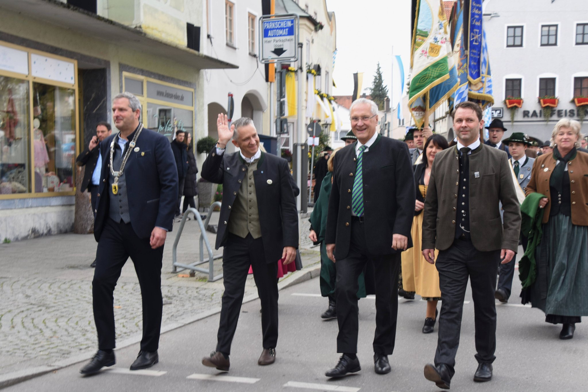 Christian Bauer mit Amtskette beim Festzug der Leonhardifahrt auf dem Marktplatz in Grafing