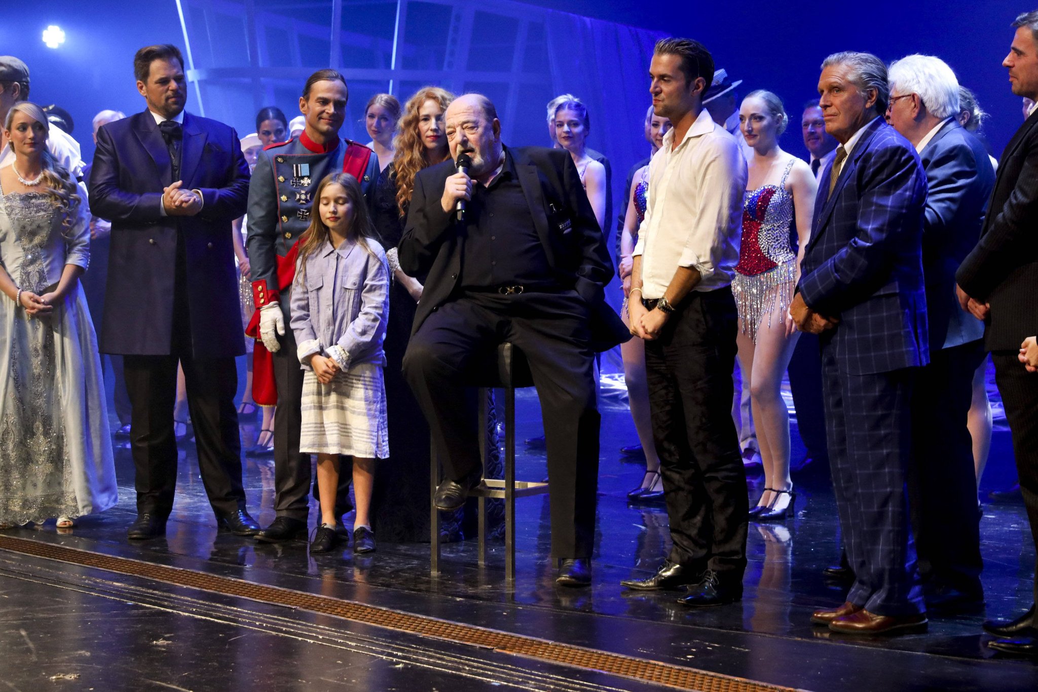 Ralph Siegel beim Schlussapplaus der Weltpremiere von Zeppelin – Das Musical