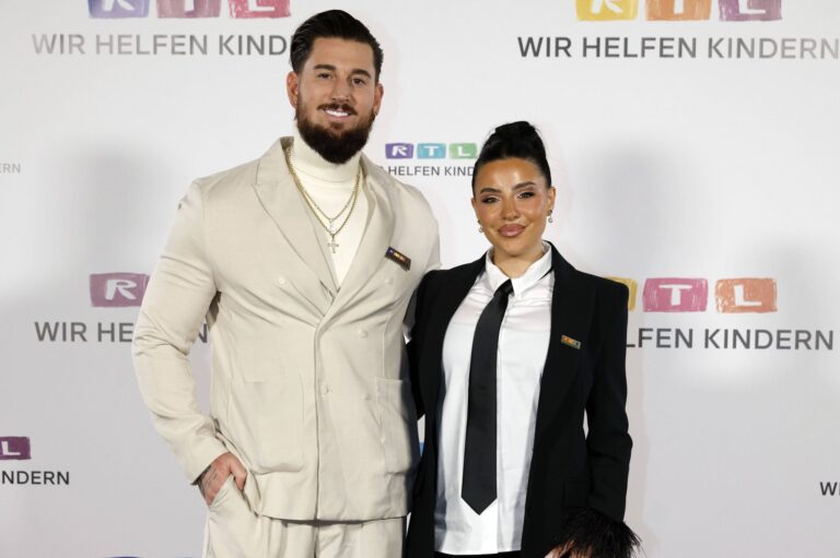 Mike Heiter und Leyla Heiter lächeln gemeinsam in die Kamera