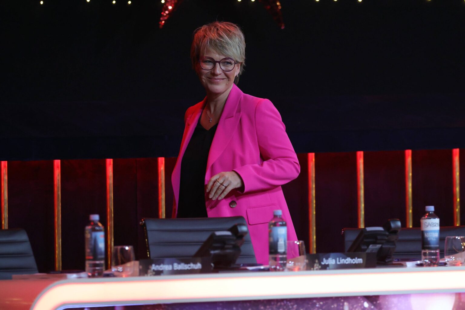 Moderatorin Andrea Ballschuh lächelt bei einer ZDF-Show auf der Bühne
