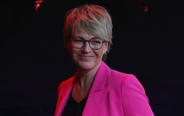 Moderatorin Andrea Ballschuh lächelt bei einer ZDF-Show auf der Bühne