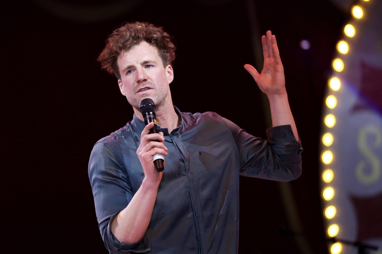 Luke Mockridge mit Mikrofon auf der Bühne beim Mockridge Comedy Circus in Düsseldorf