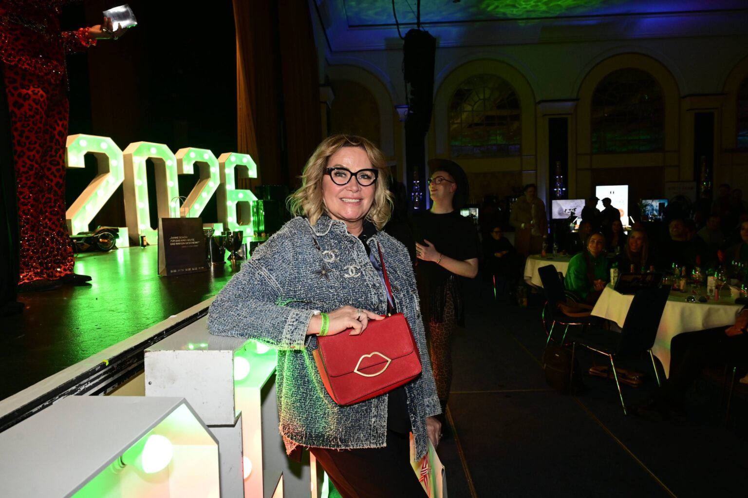Claudia Effenberg lächelt bei einem öffentlichen Auftritt in Berlin