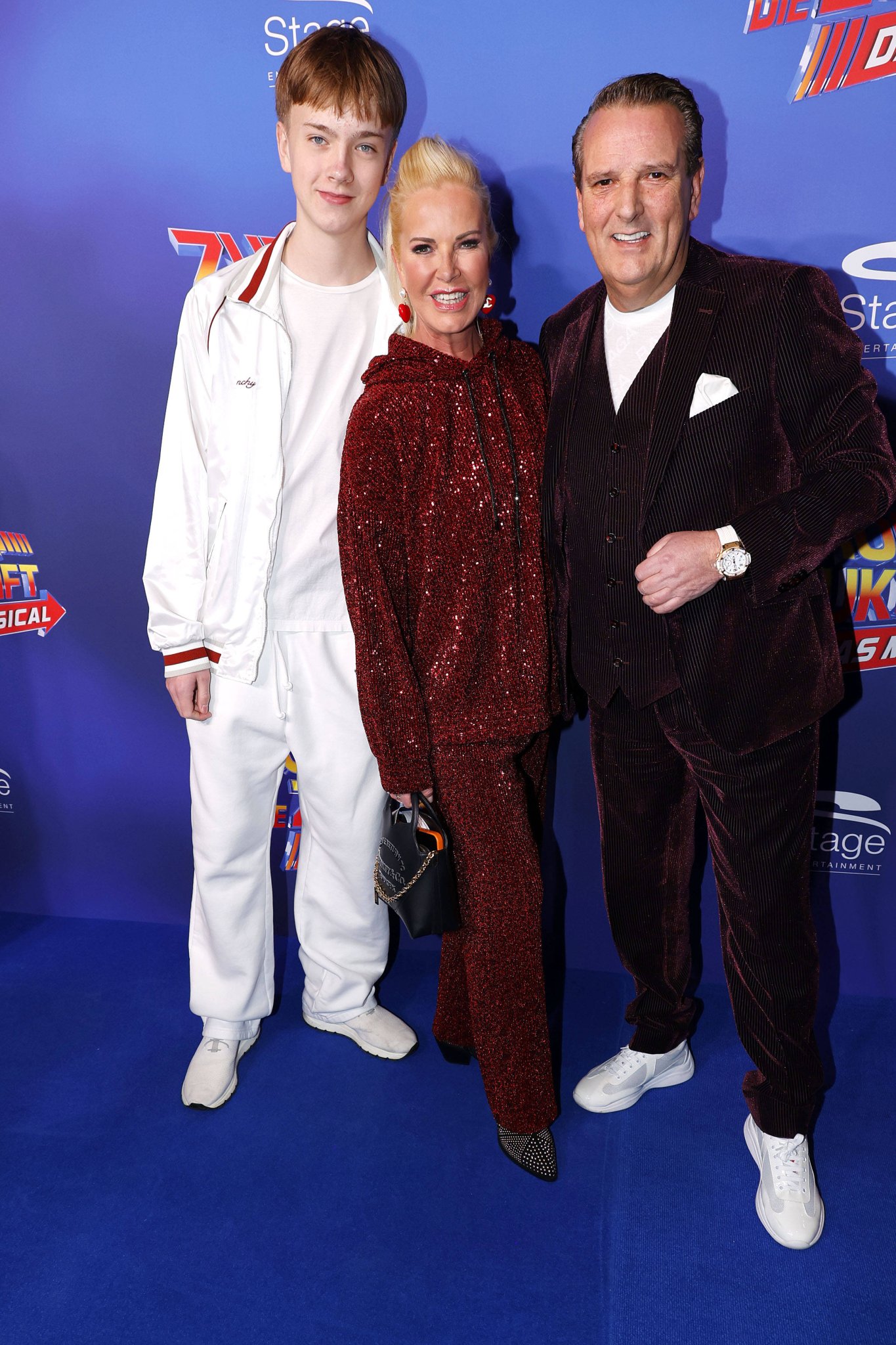 Ralf Dümmel, Anna Heesch und Sohn Kurt bei der Musical-Premiere in Hamburg
