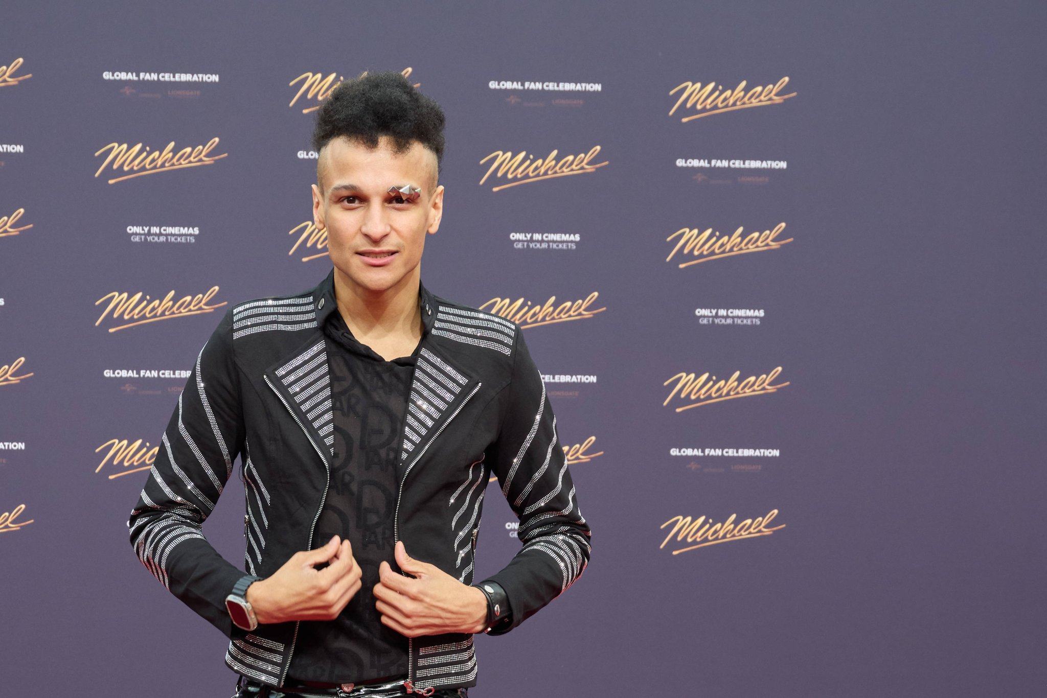 Prince Damien im Anzug bei der Michael-Premiere in Berlin