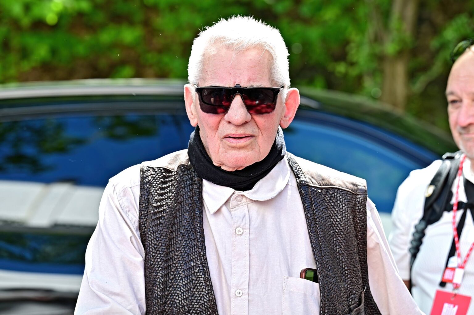 Schauspieler Heinz Hoenig lächelt beim Bild-Renntag 2026 auf der Trabrennbahn in Gelsenkirchen in die Kamera