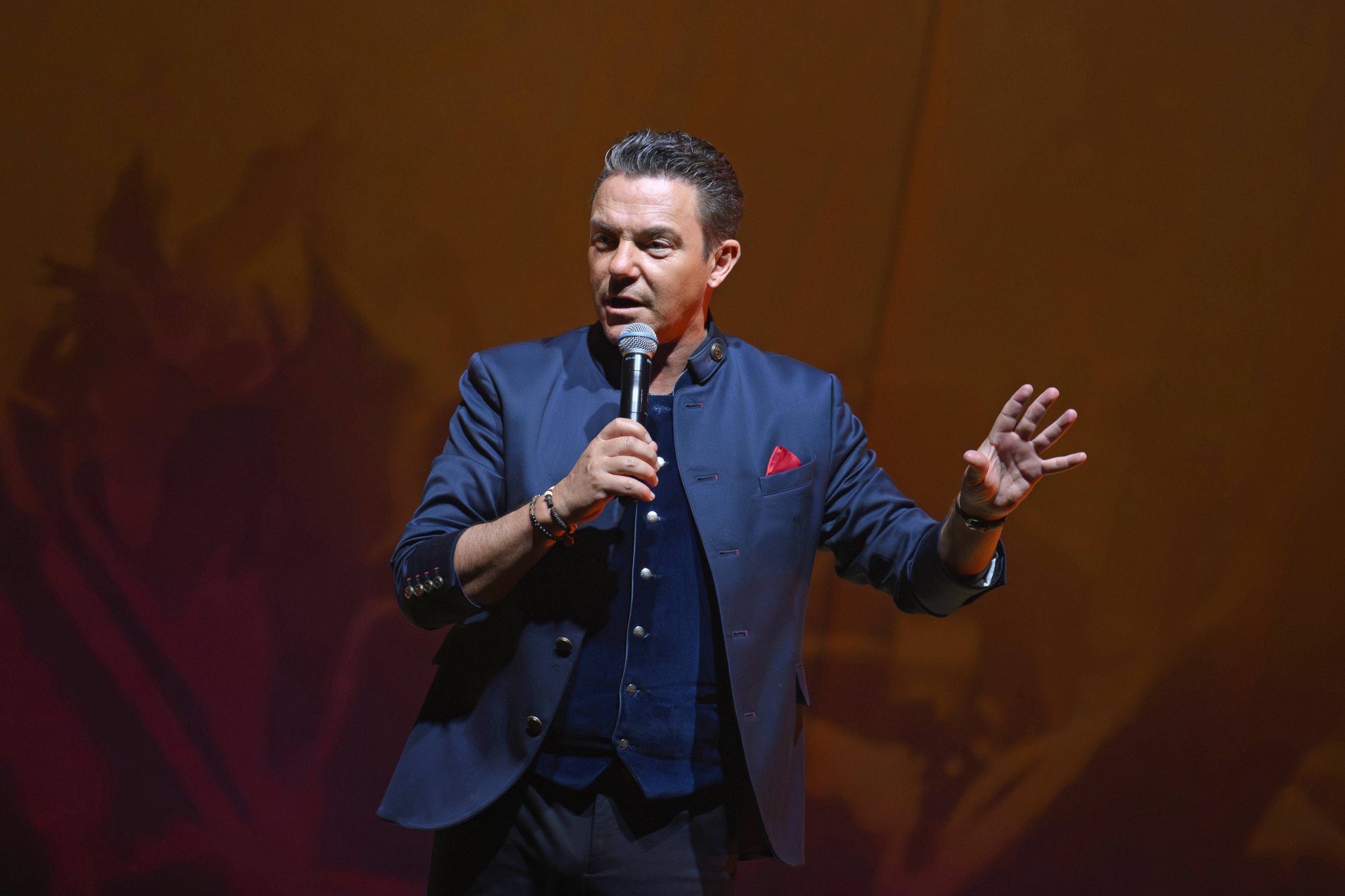 Stefan Mross auf der Bühne bei der Jubiläumstournee von „Immer wieder sonntags