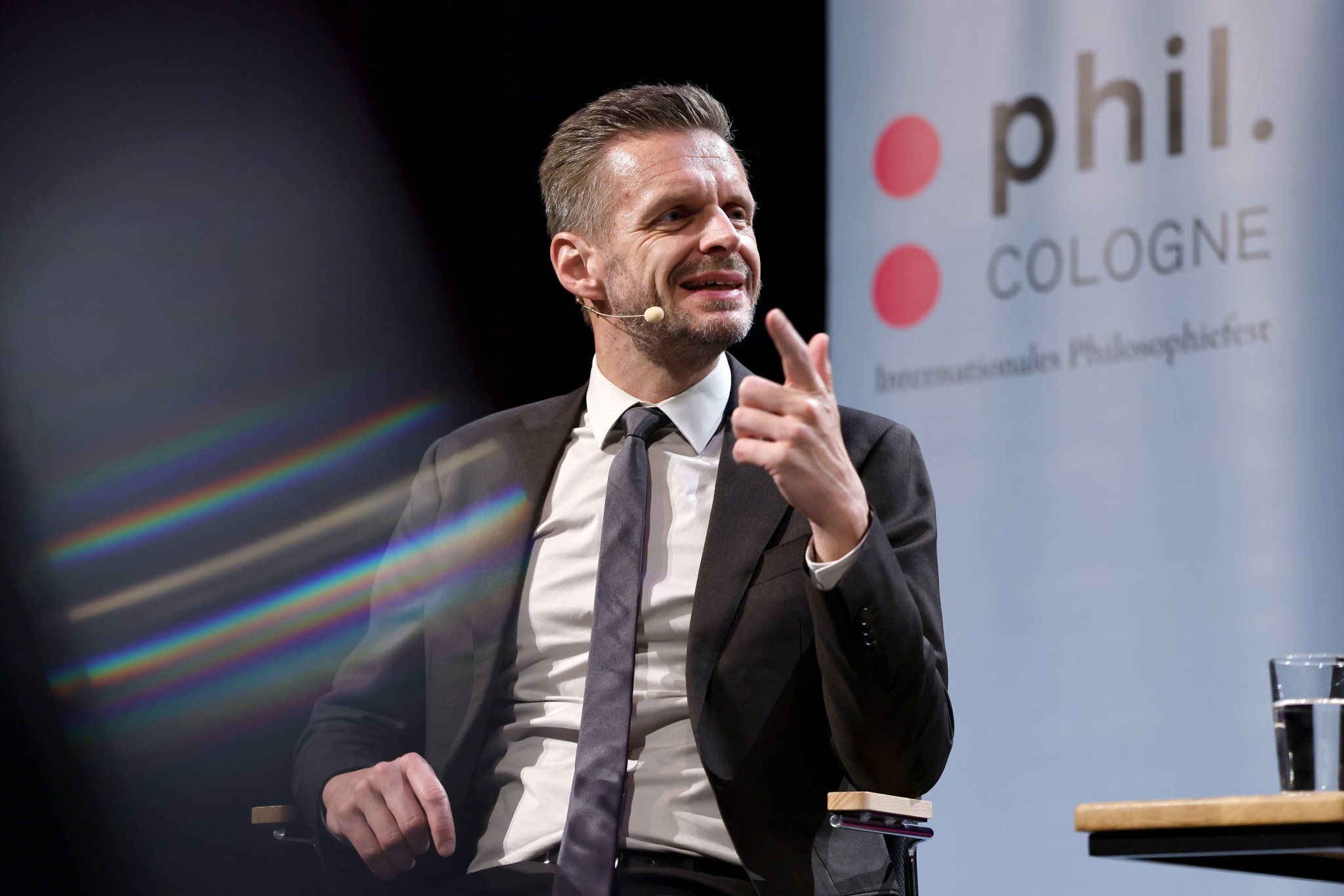 Florian Schroeder spricht auf der Bühne der Phil.Cologne 2026 in Köln