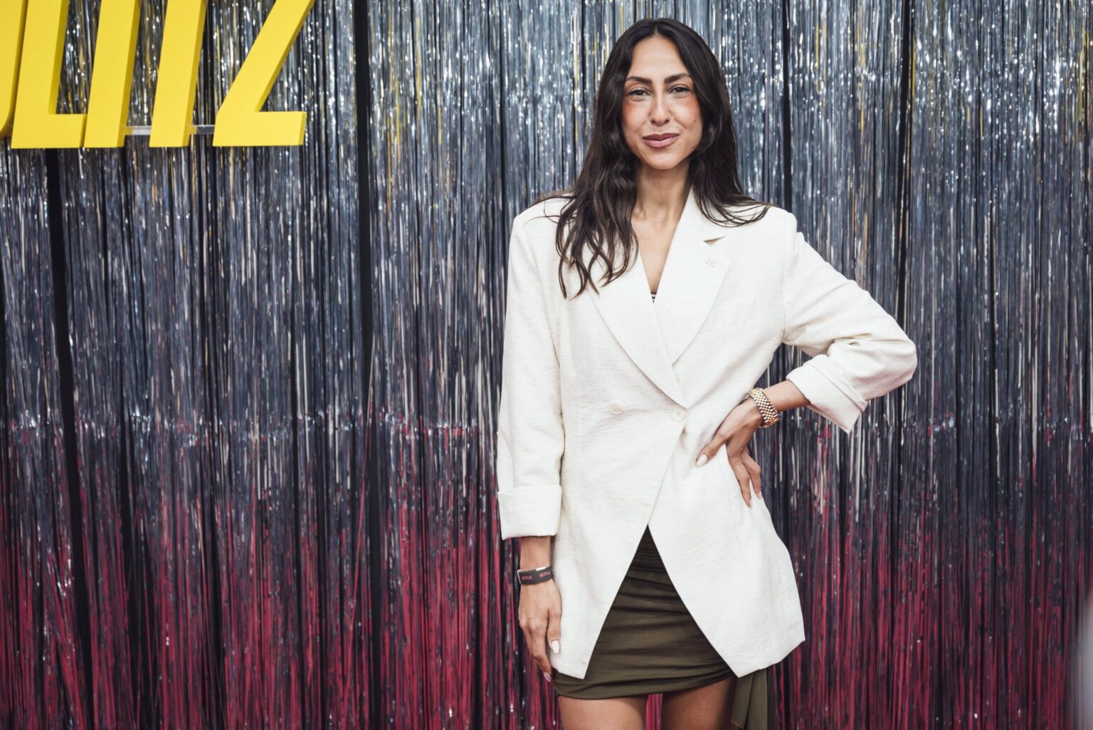 Moderatorin Melissa Khalaj auf dem roten Teppich einer Serienpremiere in Berlin