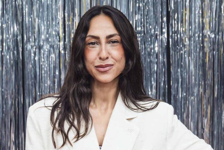 Moderatorin Melissa Khalaj auf dem roten Teppich einer Serienpremiere in Berlin
