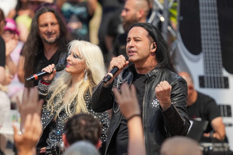 Doro Pesch und Bülent Ceylan singen gemeinsam auf der Bühne des ZDF-Fernsehgartens in Mainz