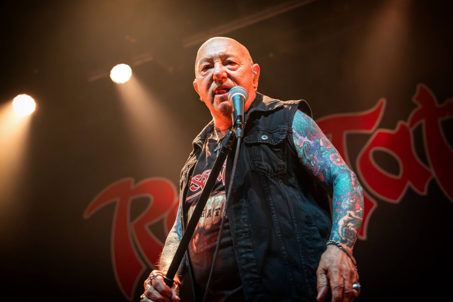 Angry Anderson, Frontmann von Rose Tattoo, live auf der Bühne in Oslo im August 2026