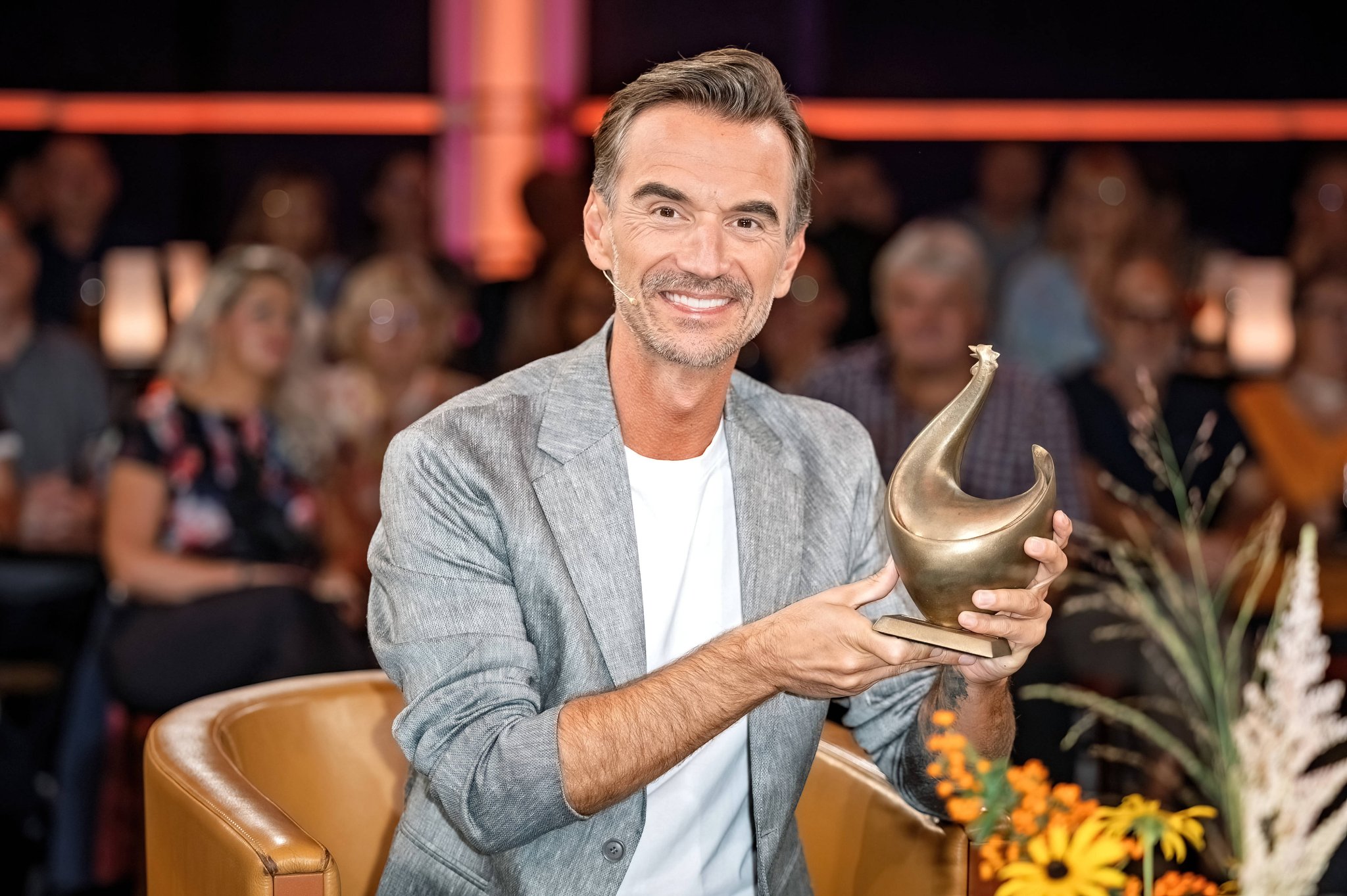Florian Silbereisen mit einer Goldenen Henne bei der MDR-Talkshow Riverboat in Leipzig