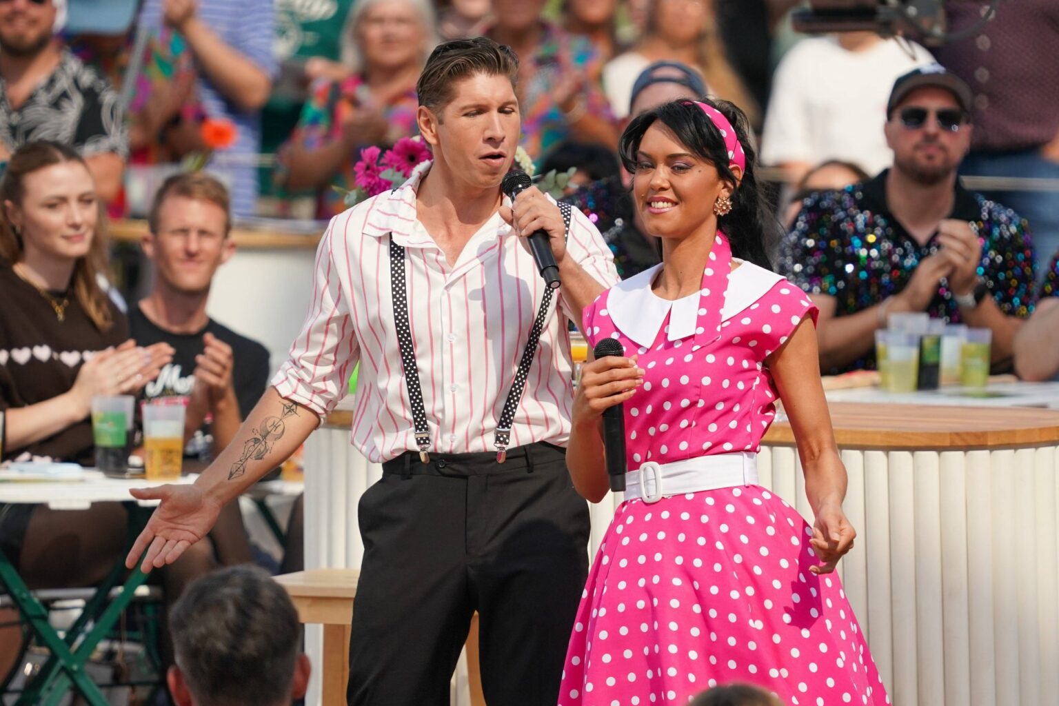 Vanessa Neigert und Giovanni Weisheit lächeln gemeinsam in die Kamera beim ZDF Fernsehgarten