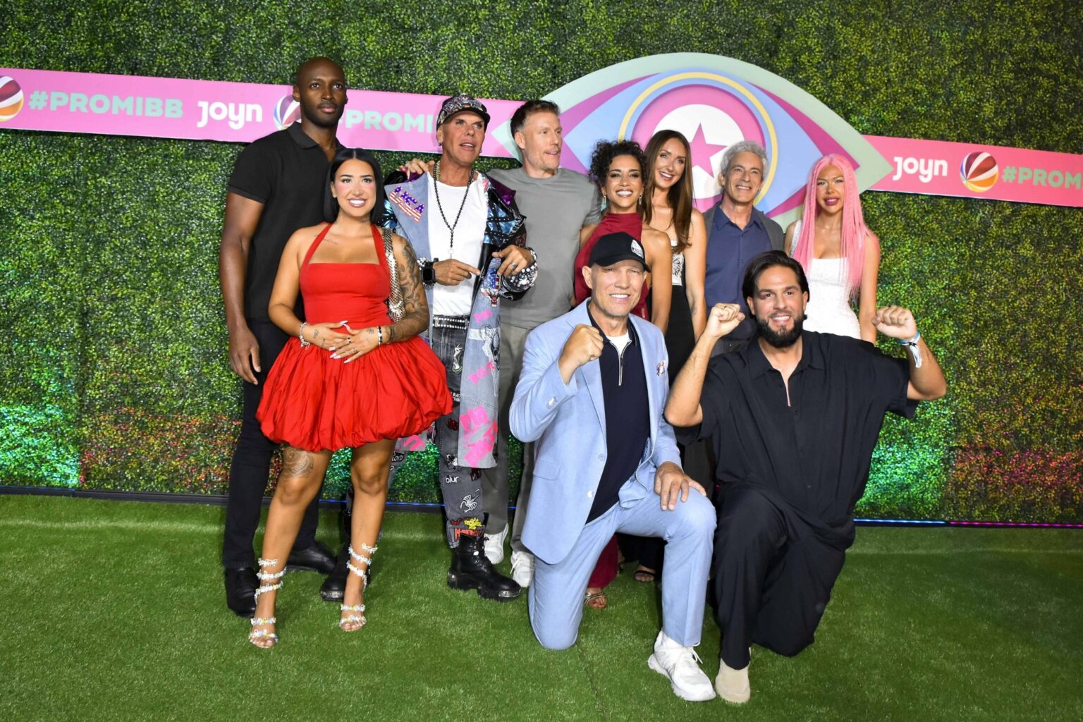 Die zehn Bewohnerinnen und Bewohner von Promi Big Brother 2026 beim Reveal-Event
