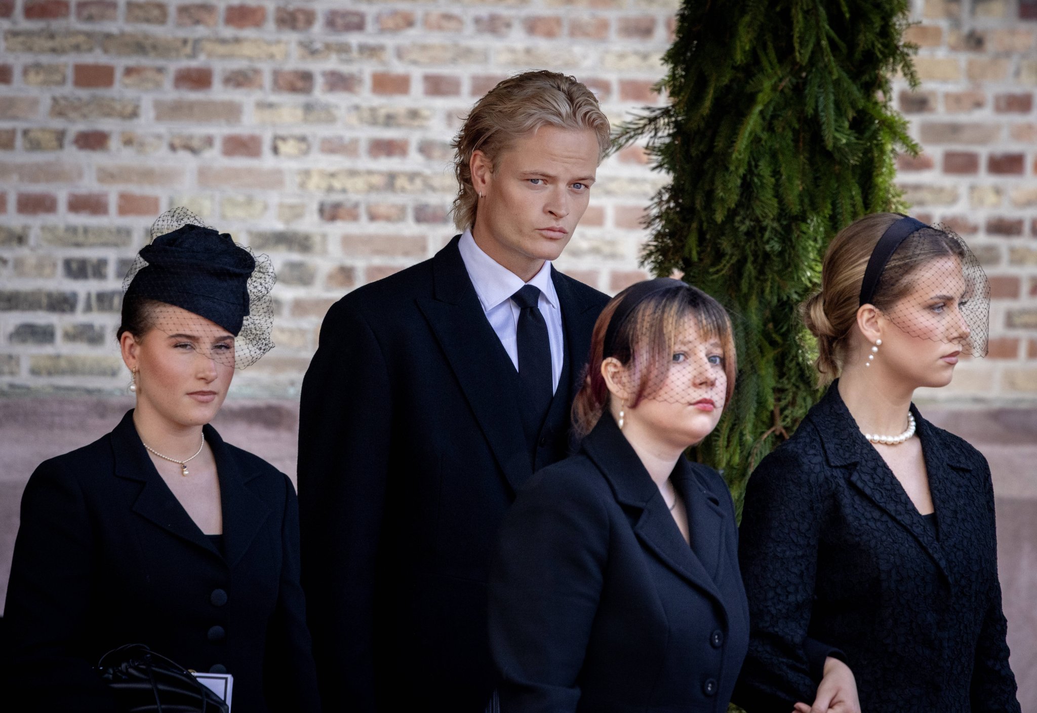 Marius Borg Høiby geht mit den Töchtern von Prinzessin Märtha Louise zur Trauerfeier für König Harald V.