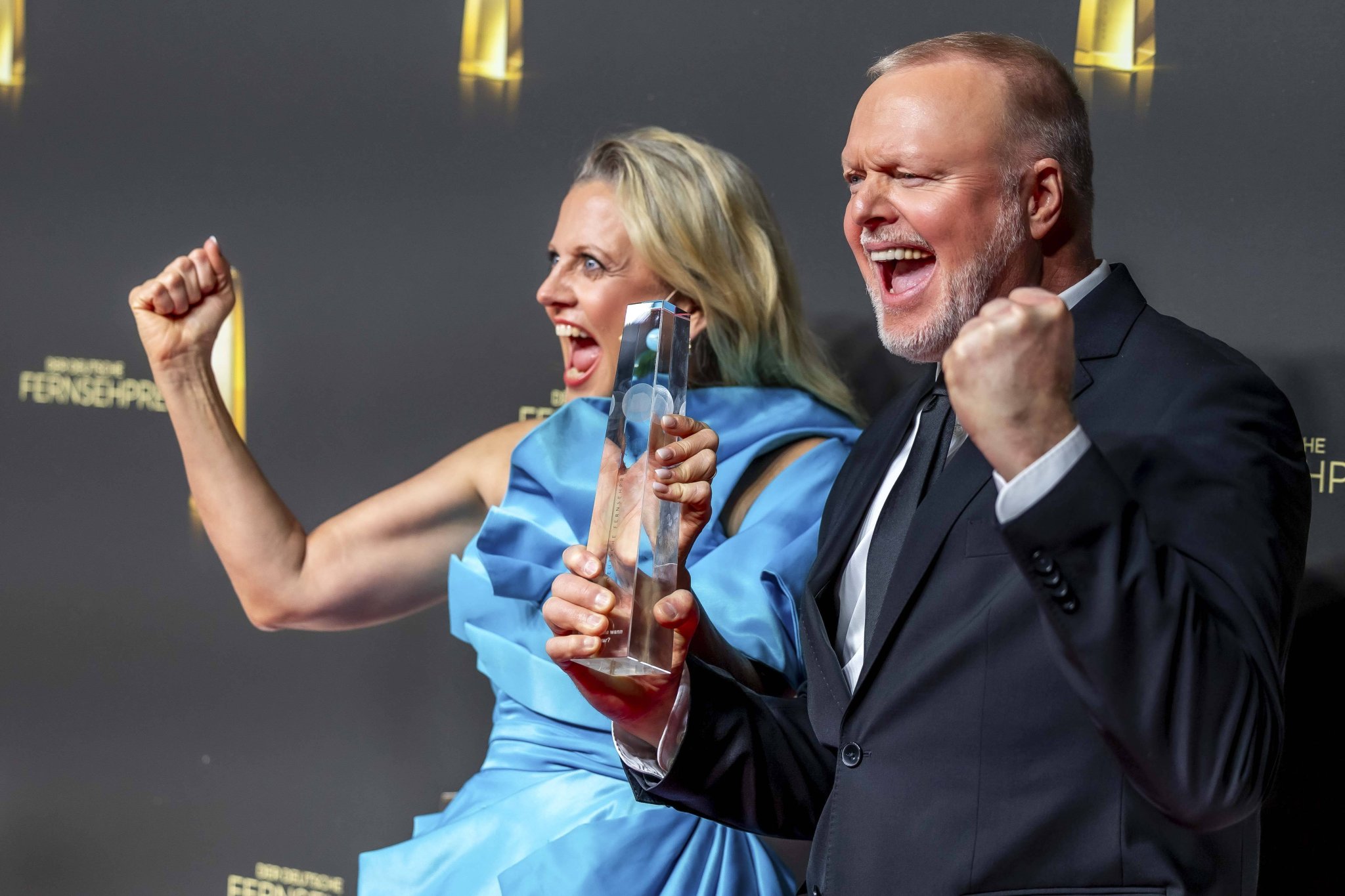 Barbara Schöneberger und Stefan Raab mit ihrem Deutschen Fernsehpreis 2026 in Köln