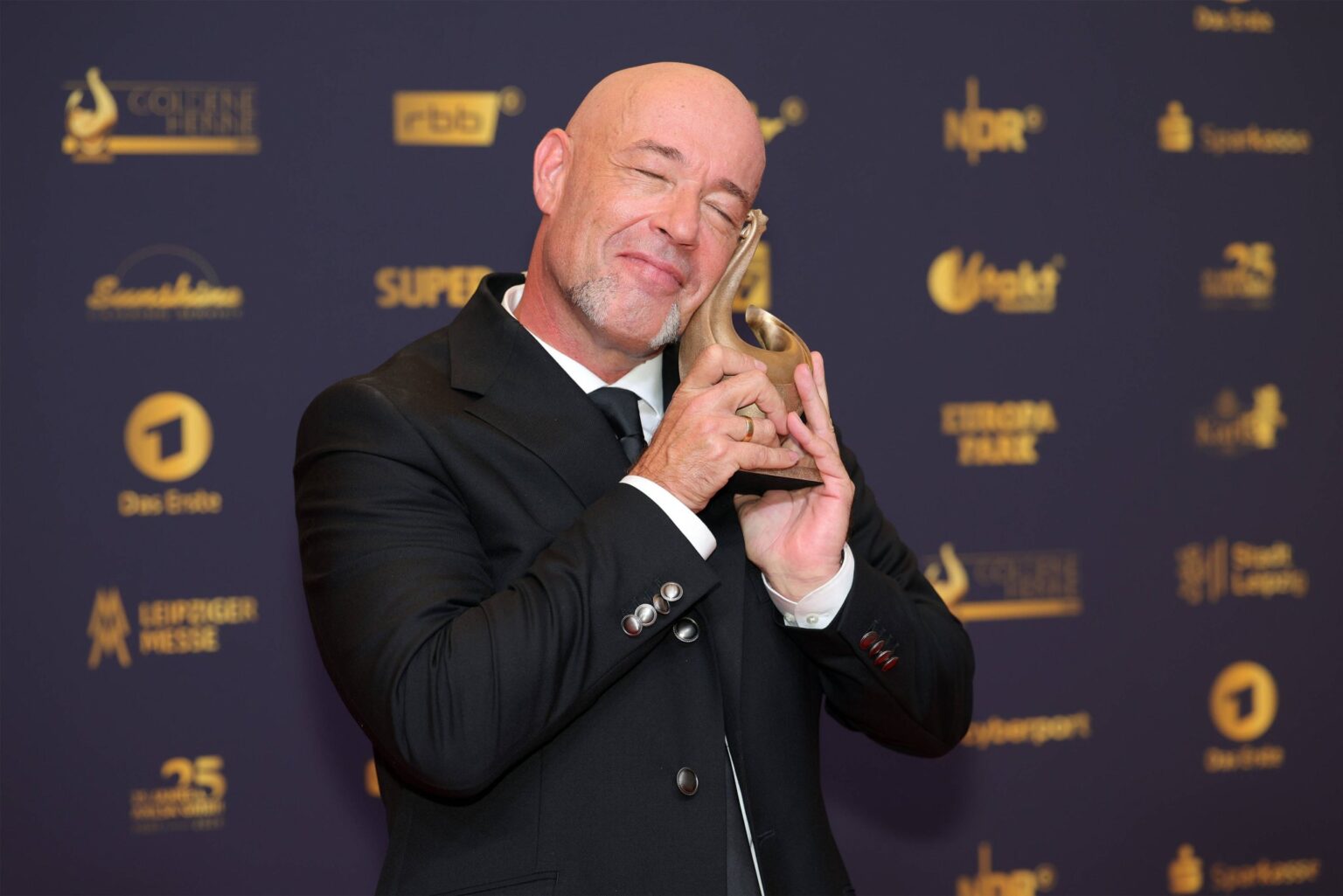 Der Graf von Unheilig hält seine Trophäe bei der Verleihung der Goldenen Henne 2026 in Leipzig in der Hand