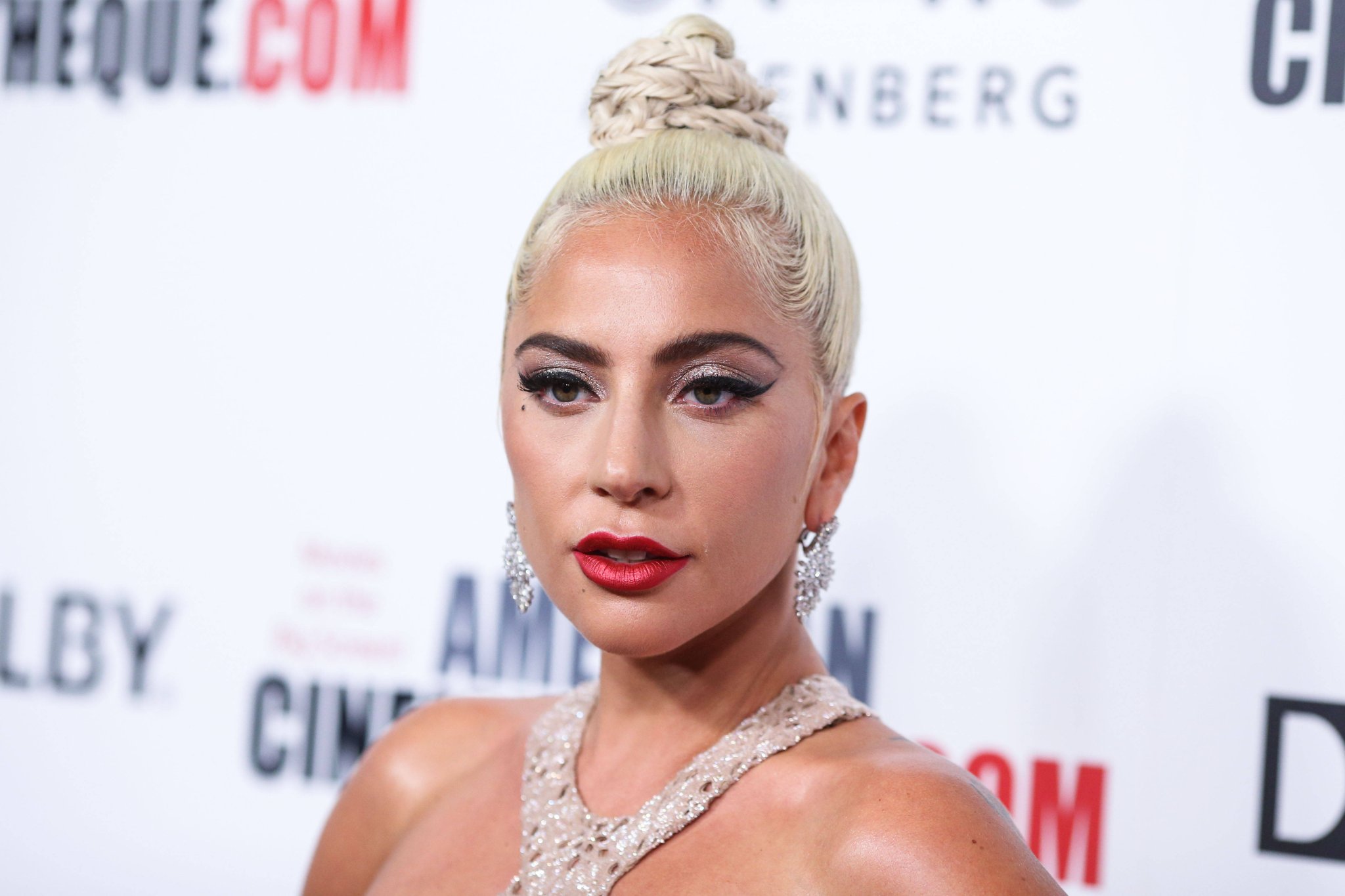 Lady Gaga lächelt bei einem Auftritt