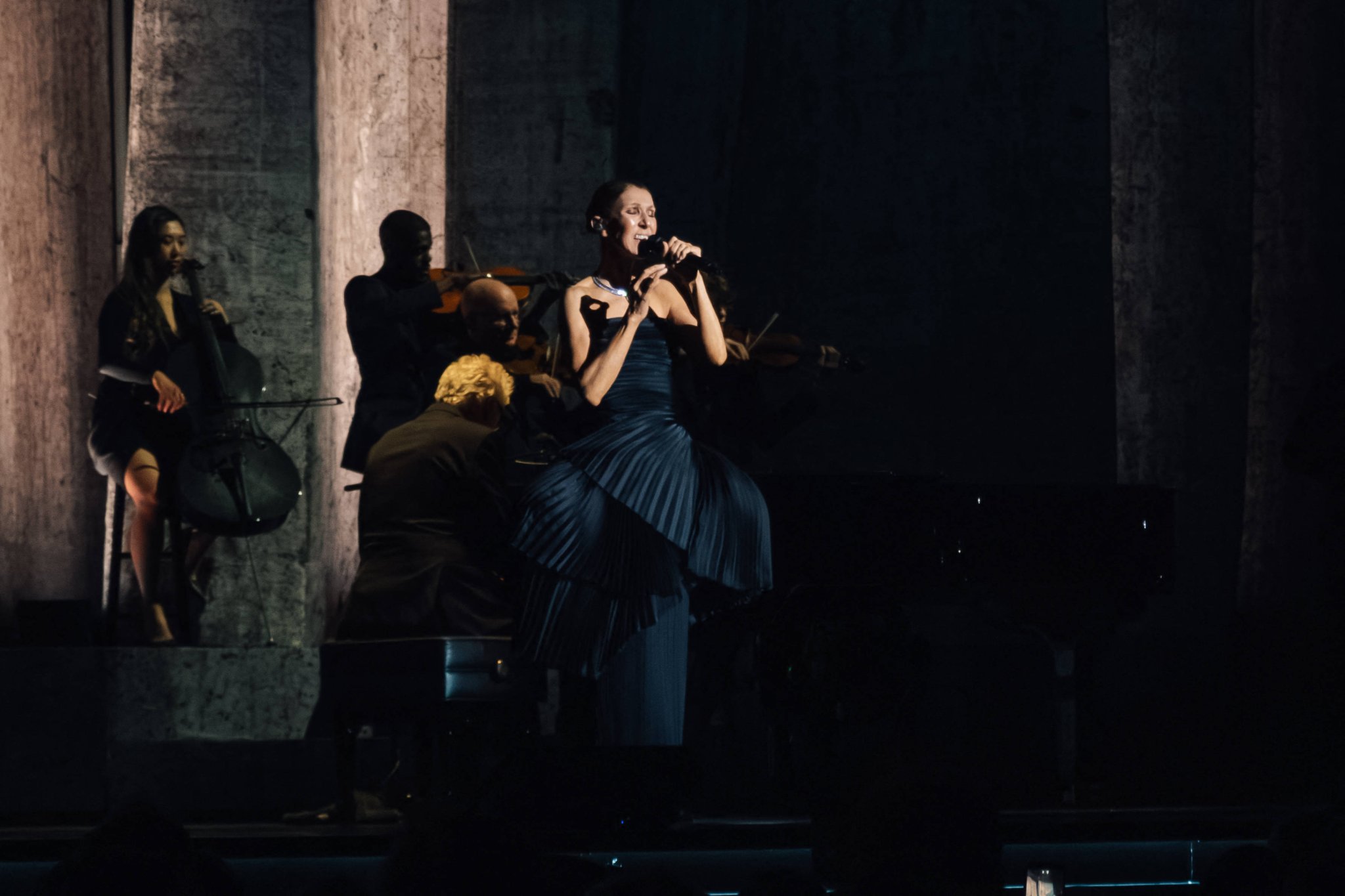 Céline Dion auf der Bühne der Plenitude Arena bei ihrem Comeback-Konzert in Paris