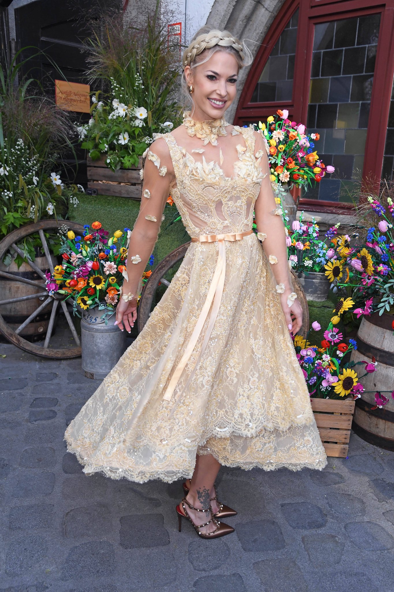 Isi Glück beim HeidiFest 2026 im Hofbräuhaus in München in ihrem ungewohnt dezenten Dirndl