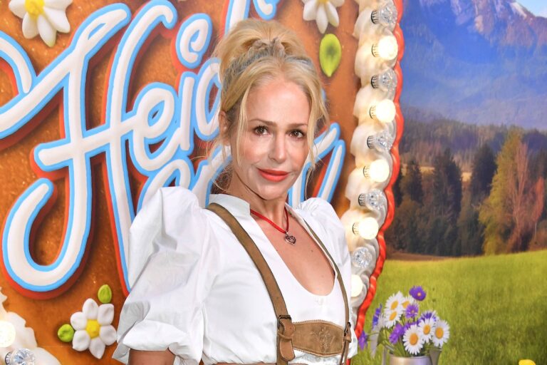 Schlagersängerin Michelle im Dirndl beim HeidiFest im Münchner Hofbräuhaus