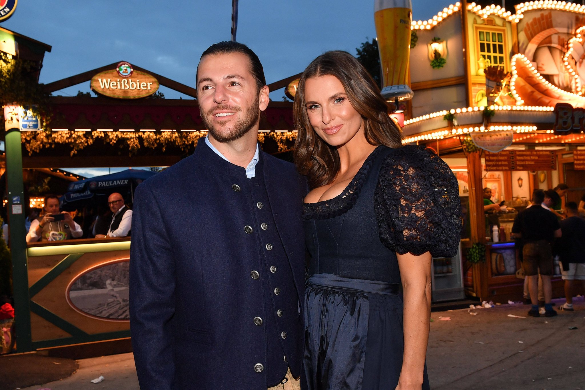 Laura Wontorra und Riccardo Basile im Partnerlook beim Oktoberfest 2026