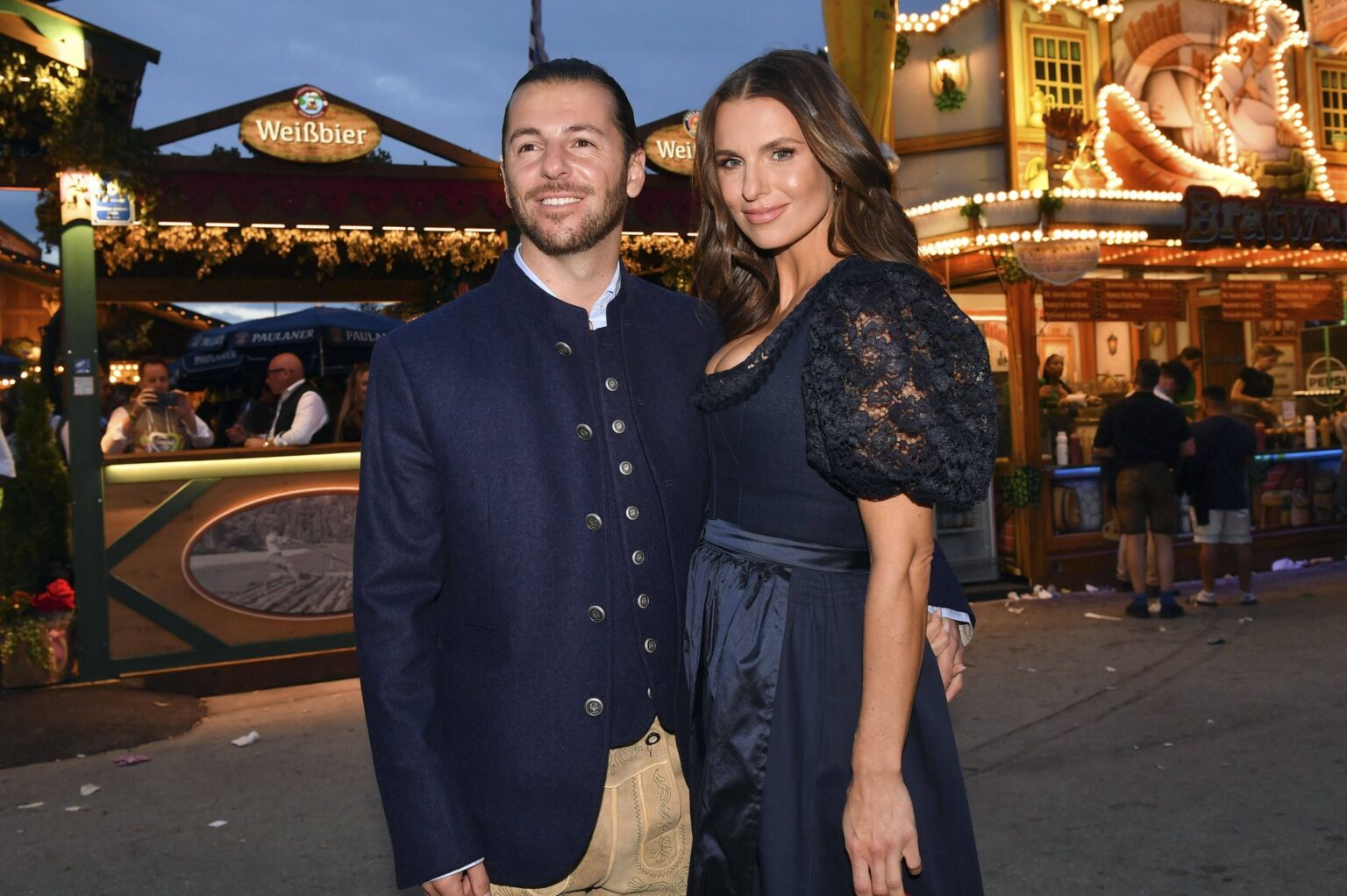 Riccardo Basile und Laura Wontorra beim Almauftrieb auf dem Oktoberfest 2026 in München